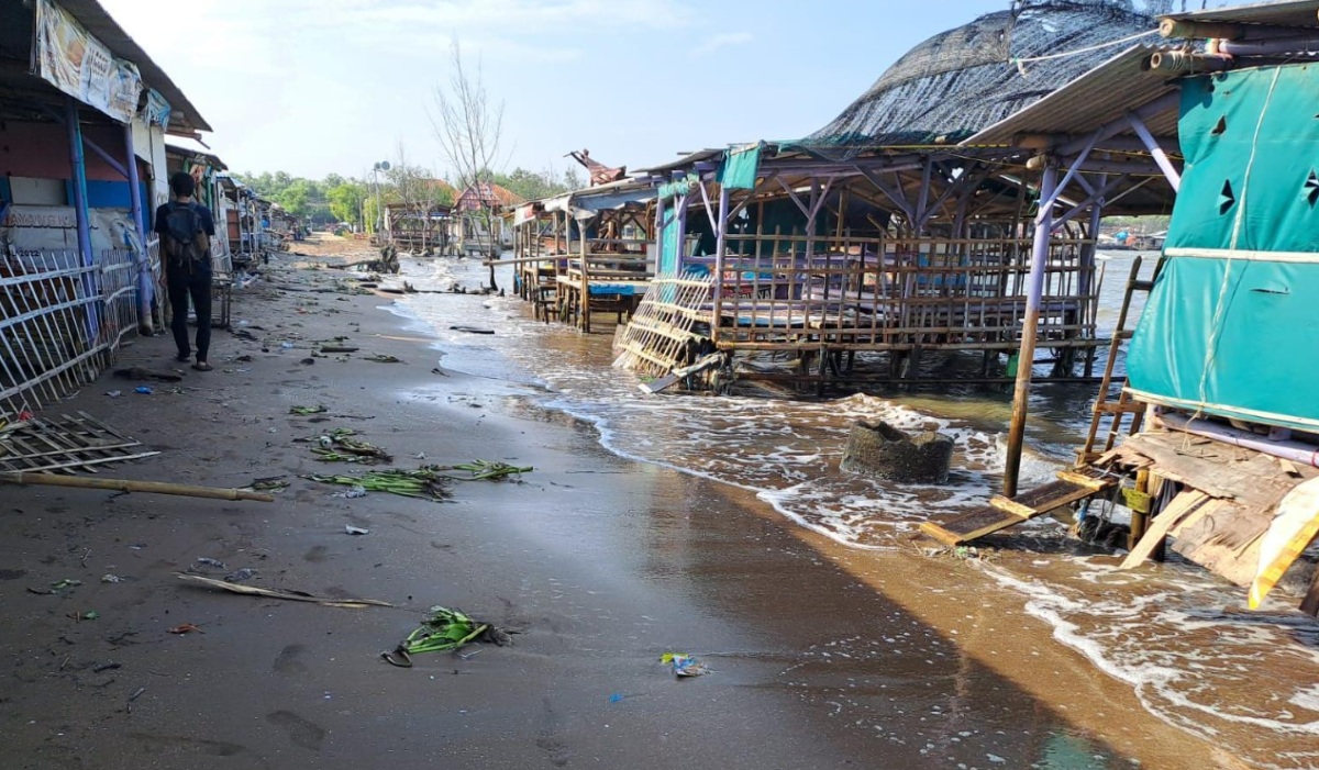 Residents Complain of Tidal Flooding Submerging Homes for Almost a Month