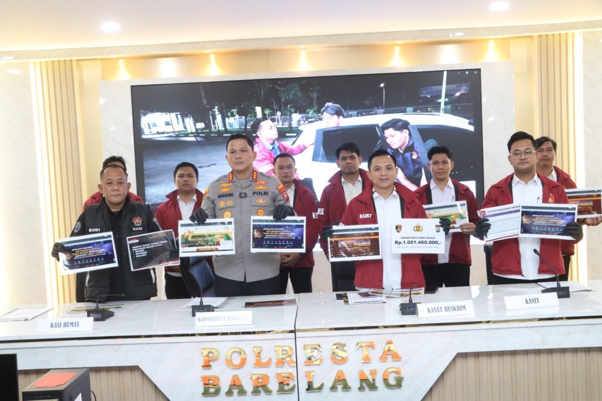 Barelang City Police name three suspects in online gambling franchise case