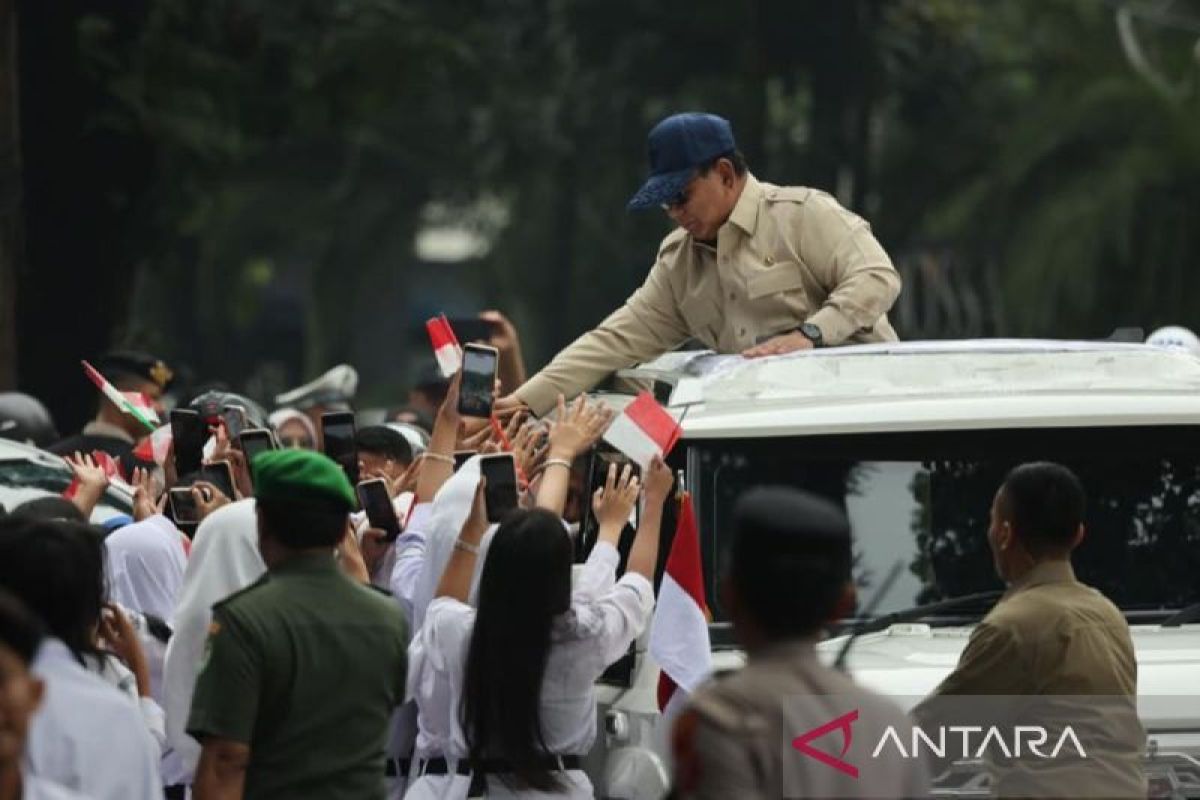 President Prabowo mobbed for photos on arrival in Bandung