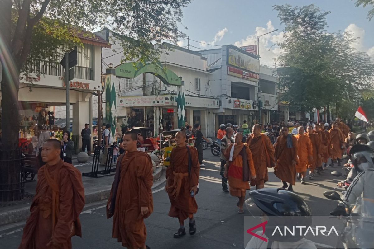 Sri Sultan Welcomes Monks from Three Countries Participating in Indonesia Walk for Peace 2026