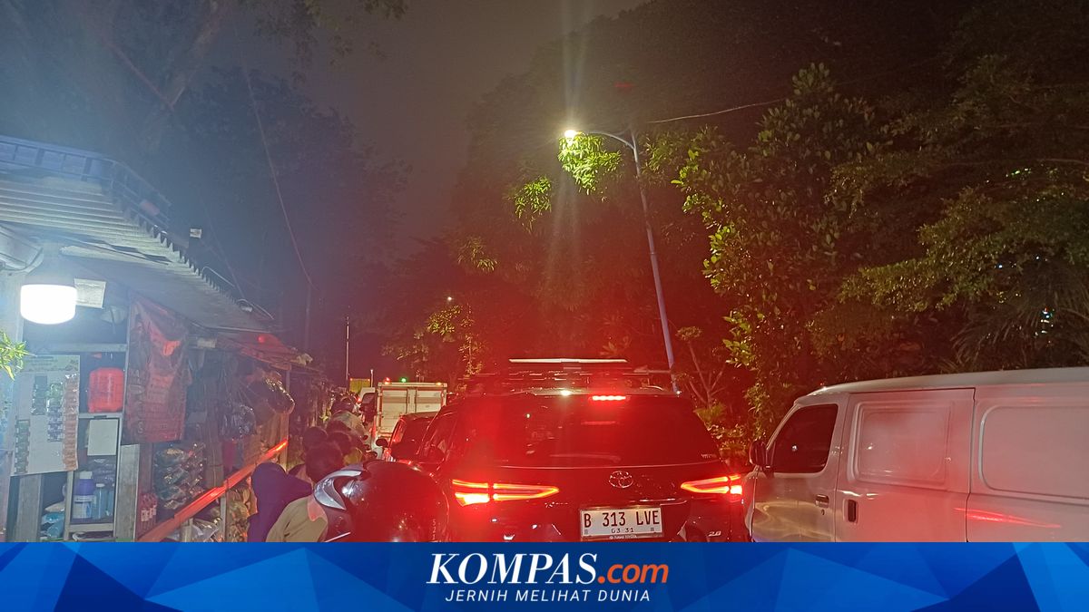 Severe Traffic Congestion on Jalan Yos Sudarso towards Tanjung Priok Port in North Jakarta Amid Export-Import Activities
