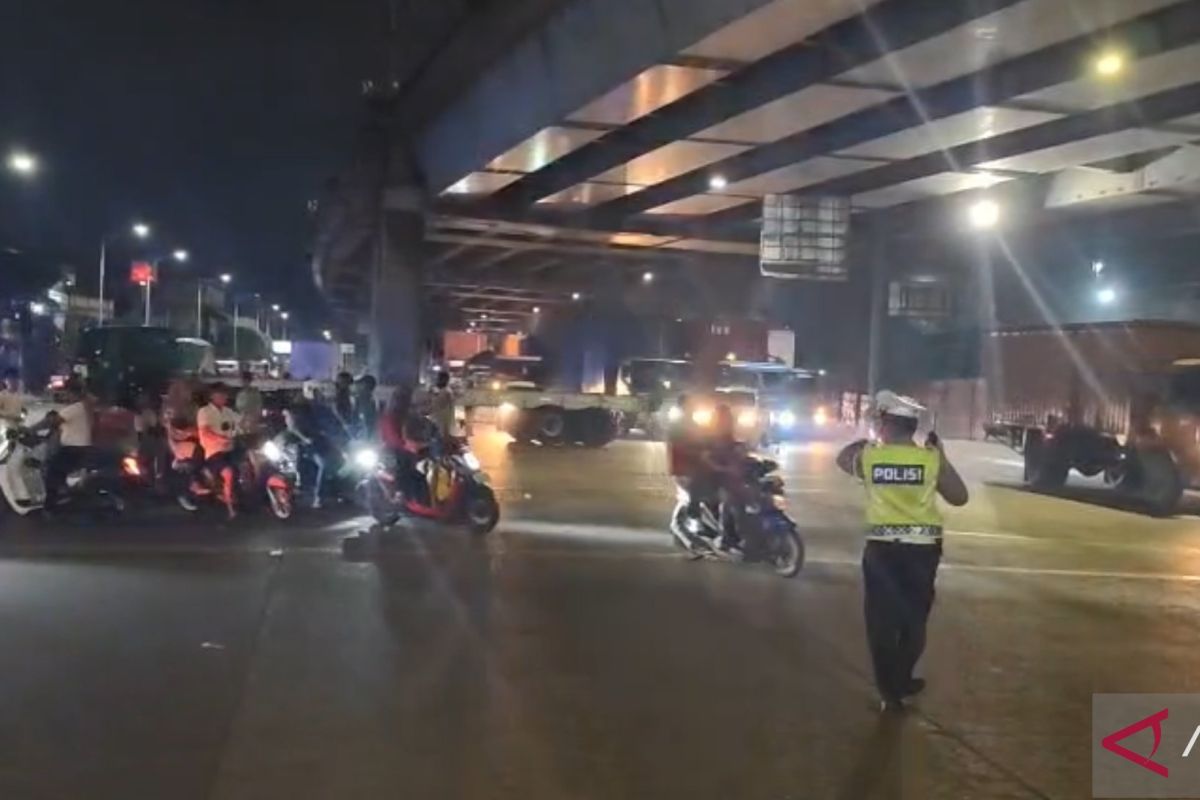 Traffic congestion at Tanjung Priok Port area begins to ease