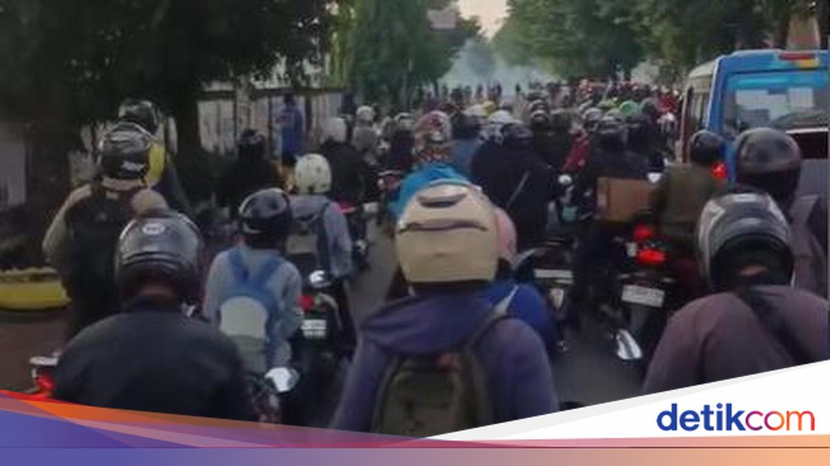 Unusual Incident: Motorcyclists Dash Through East Jakarta Monday Morning Brawl