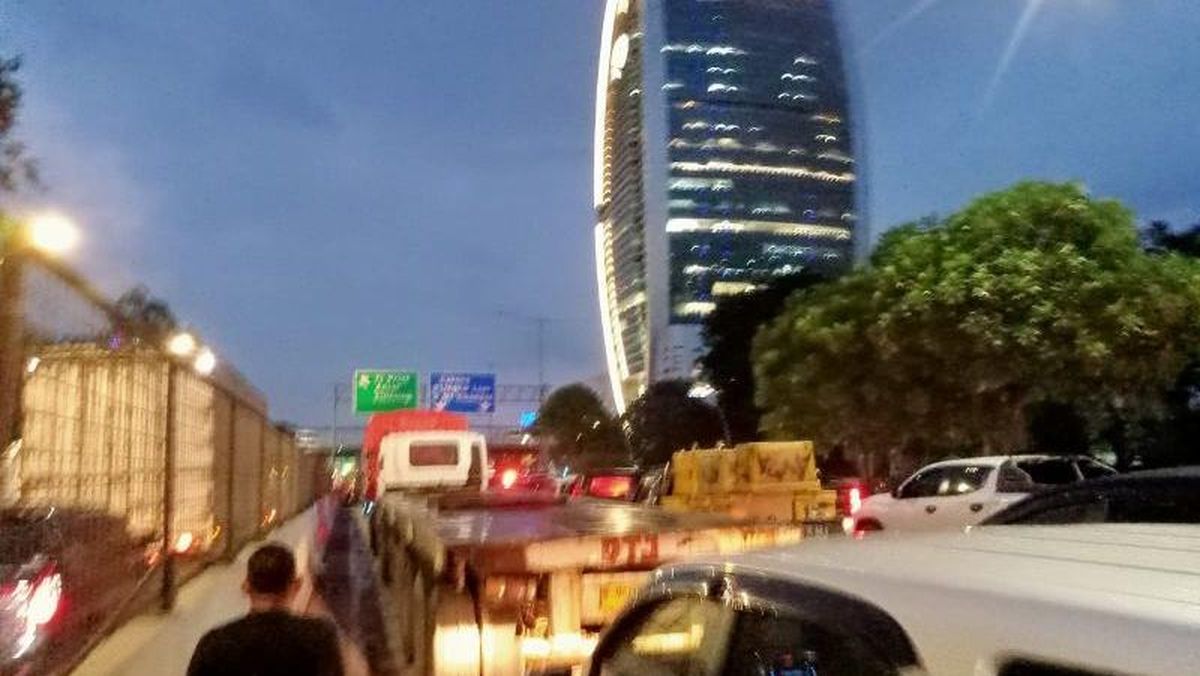 Tanjung Priok Gridlocked Due to Container Depot Activities in Cakung