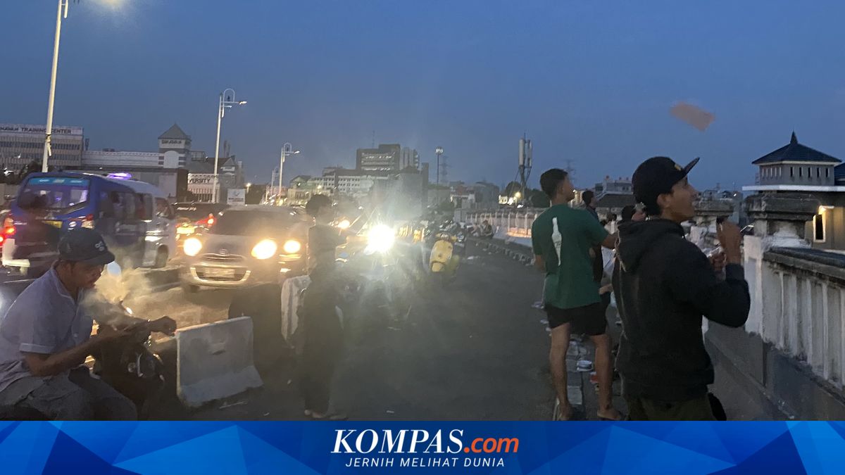 Kalibata Flyover Used for Kite Flying, Highlighting Public Space Shortage