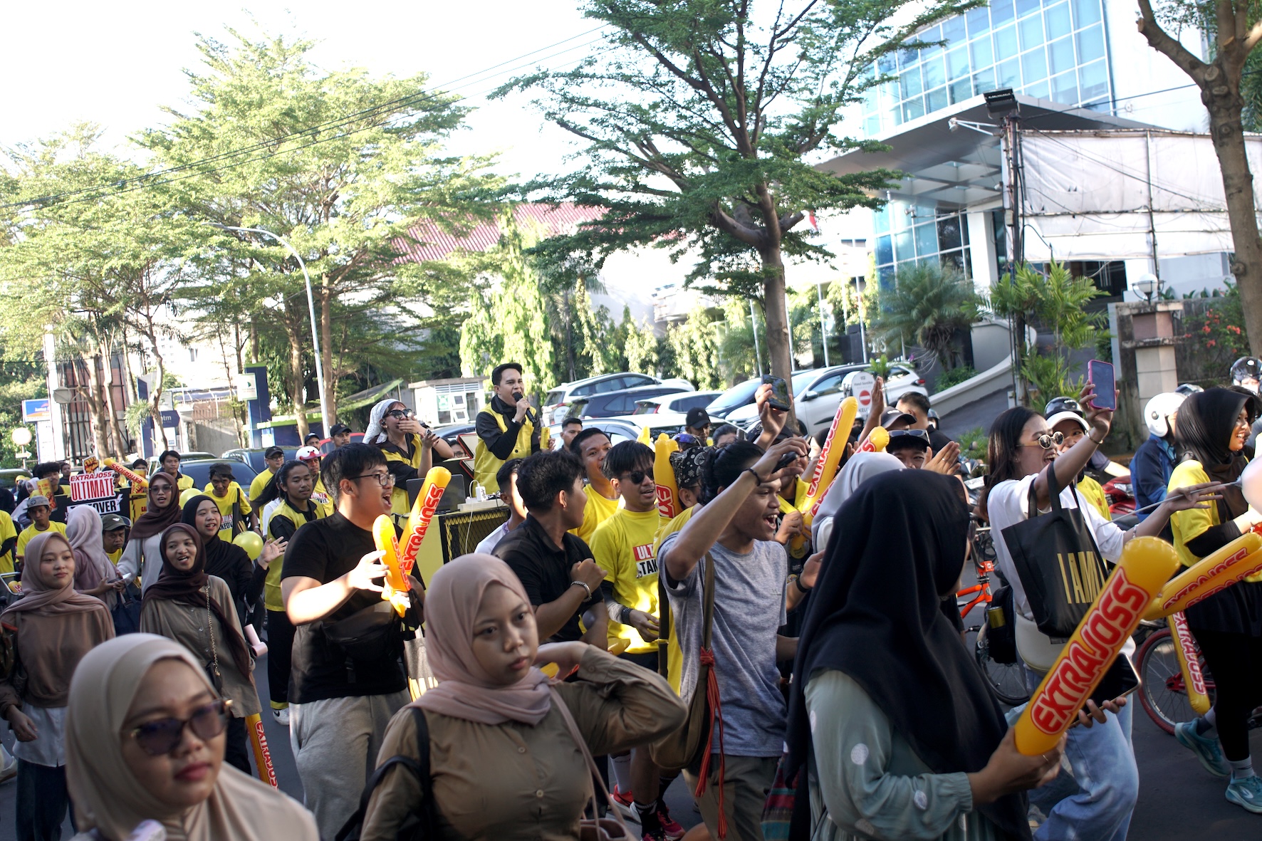 Diverse Communities Enliven Creativity Parade in Makassar