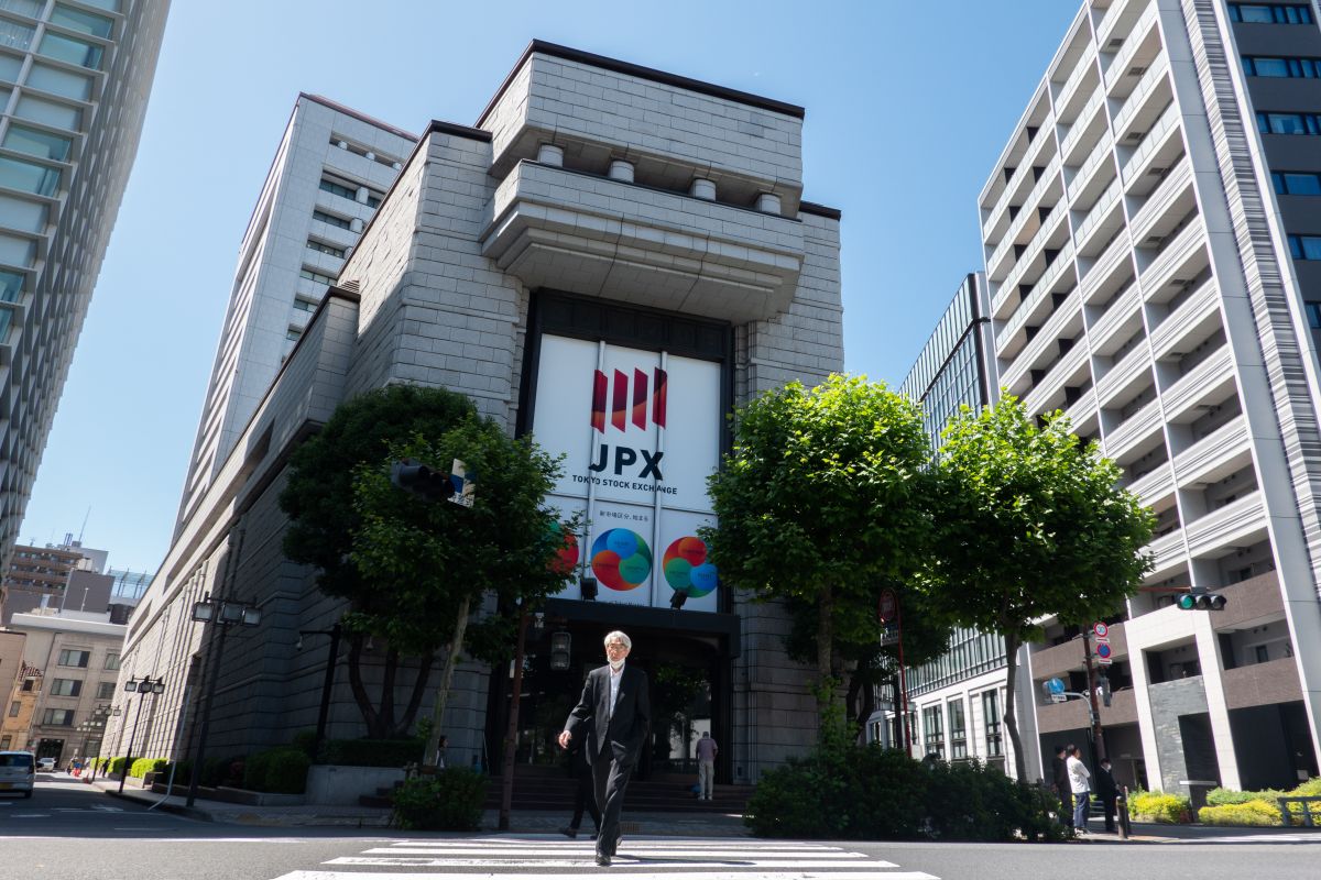 Nikkei Index Closes Above 65,000 for First Time