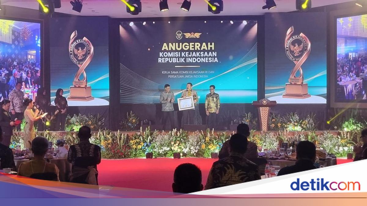 Attorney General ST Burhanuddin Honoured with Outstanding Award at Prosecutorial Commission Ceremony
