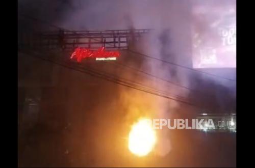 Fire at Poins Square Leaves One Injured