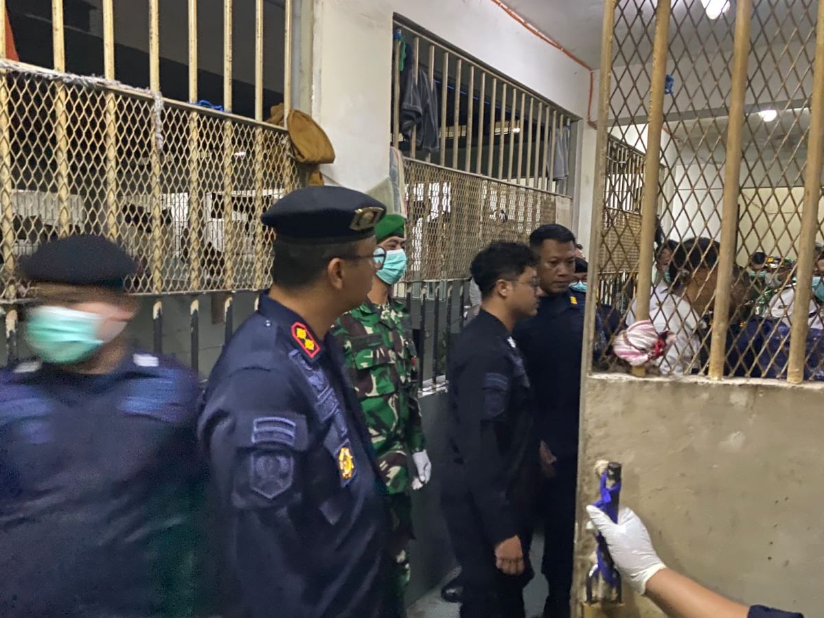 Zero Halinar Initiative: Surabaya Prison Joint Raid Confiscates Mobile Phones and Weapons