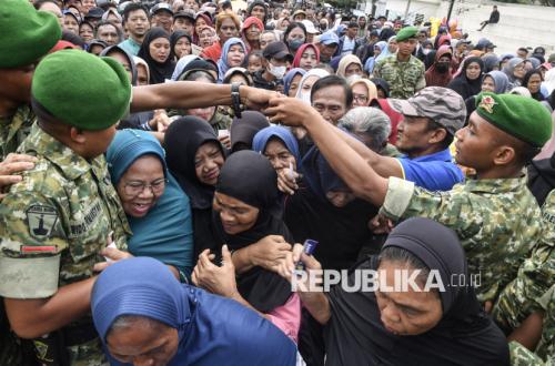 Thousands of Tasikmalaya Residents Enthusiastically Queue for Free Food Parcel Distribution