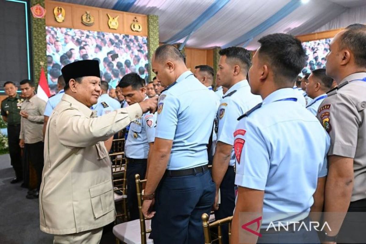 Prabowo briefs military and police officers, Police Reform Bill advances