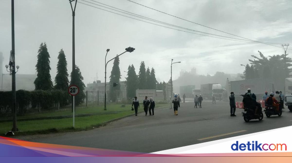 Acrid Smoke from Chemical Plant Explosion in Cilegon