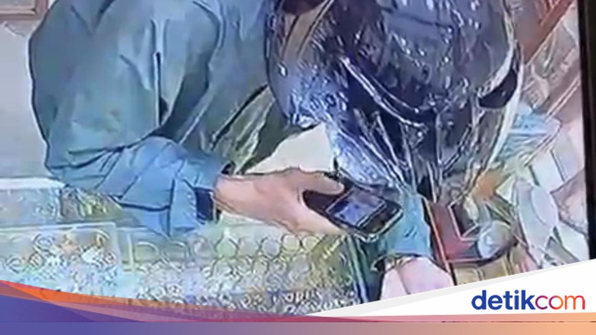 Medan man makes off with 150g gold bars in fake purchase scheme as CCTV video goes viral