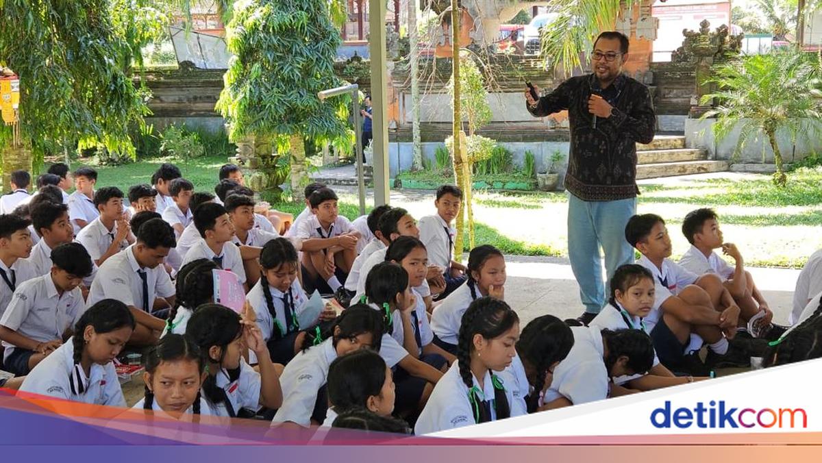 Using Social Media Responsibly: Tampaksiring State Junior High School Students Attend Digital Literacy Workshop