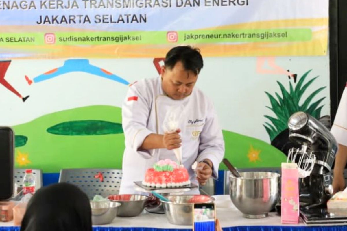 South Jakarta's Labour, Transmigration and Energy Sub-District Office trains 50 residents in cake and pastry skills