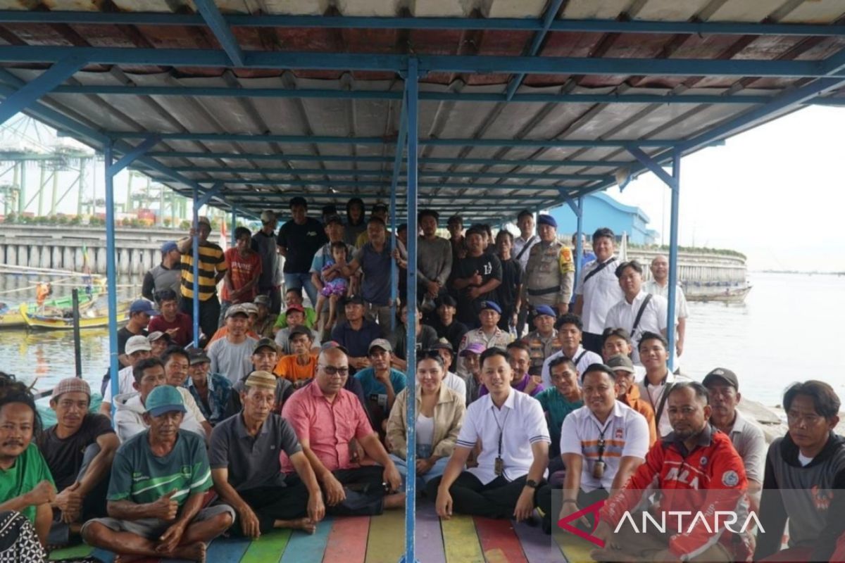 Police hold dialogue with fishermen to address issues in North Jakarta