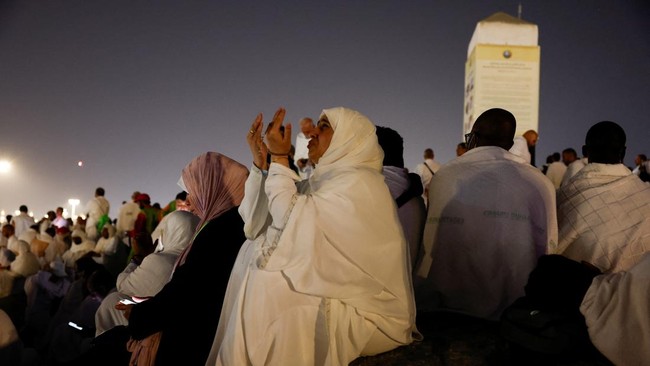 Hajj culmination begins as pilgrims perform wuquf at Arafat