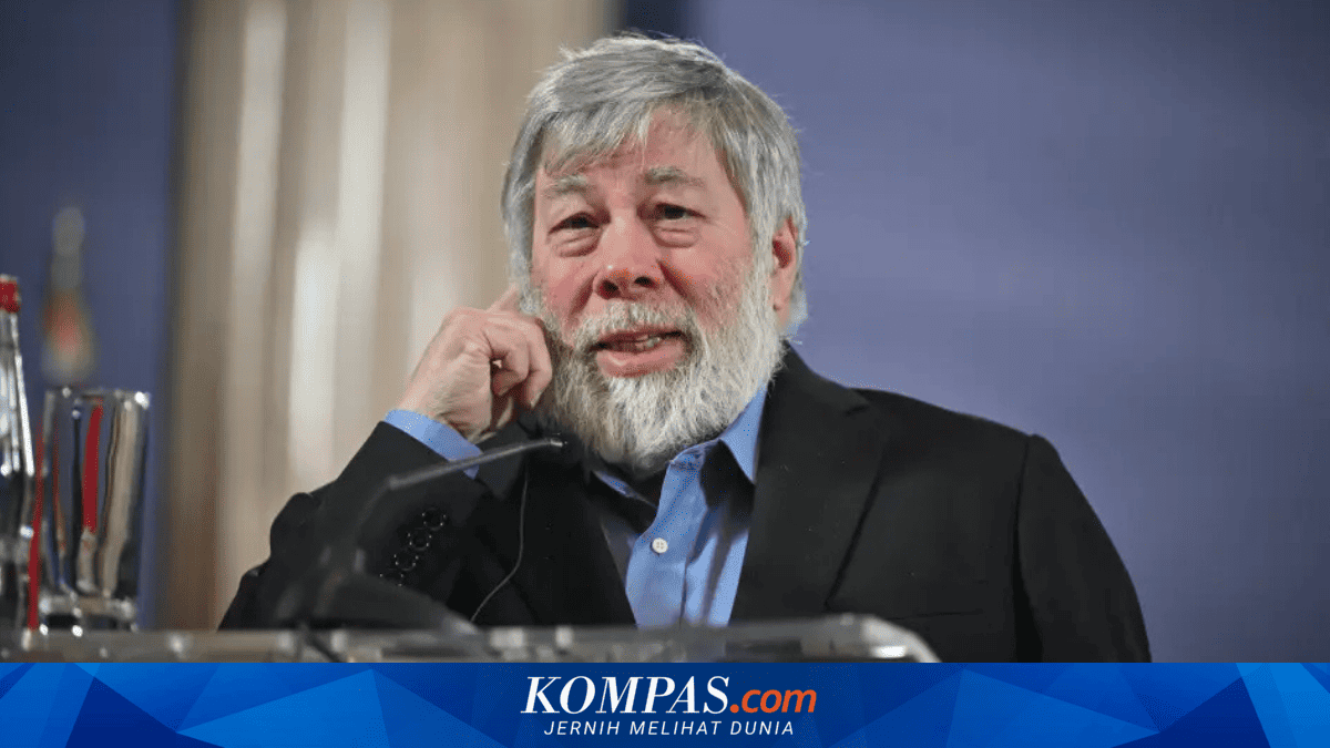 Apple co-founder Steve Wozniak receives applause for 'Actual Intelligence' remarks at graduation