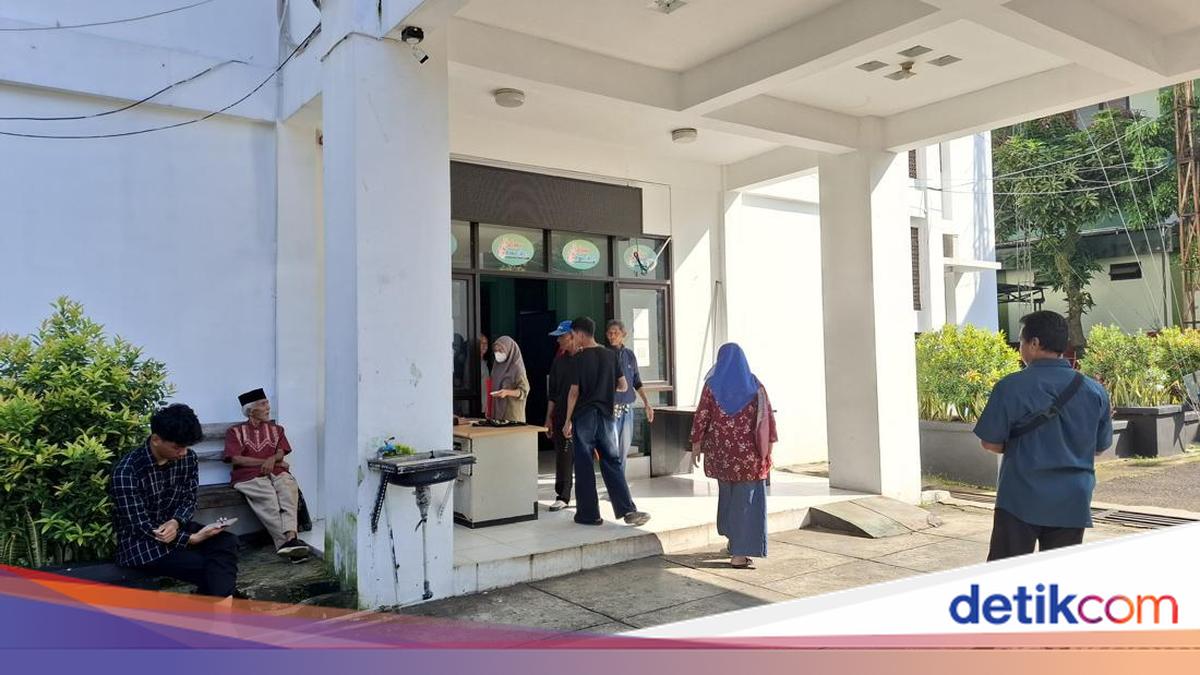 Parents Queue at Civil Registration Office to Obtain Digital ID for School Enrollment