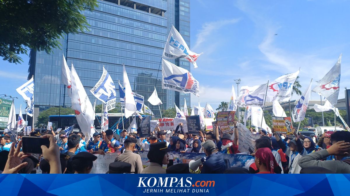 Indomaret Workers Stage Protest in North Jakarta's PIK with Six Demands