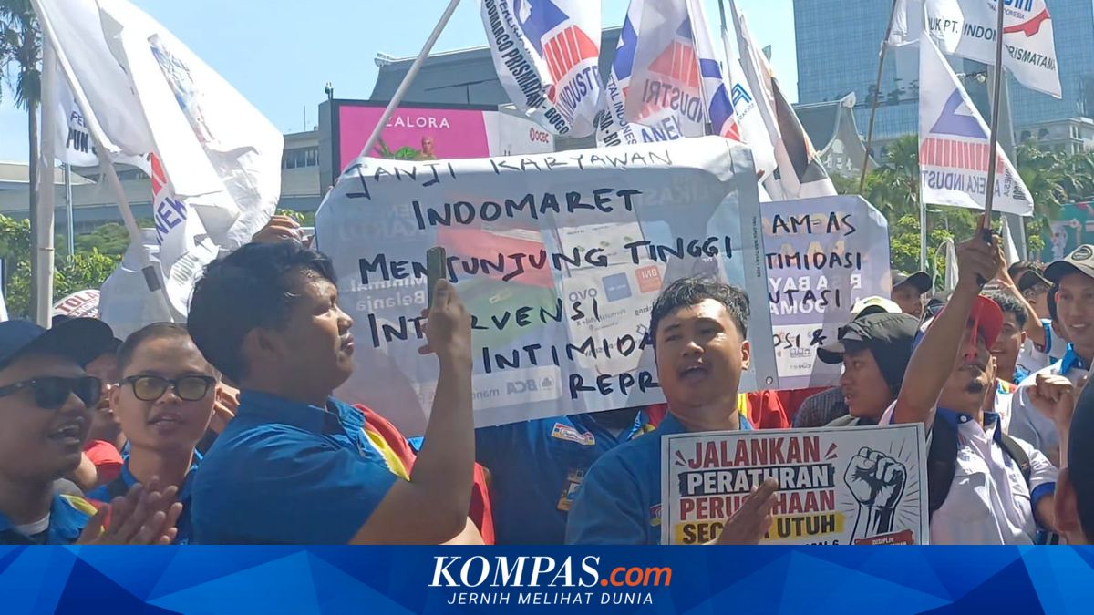 Workers Rally at Indomaret Tower in PIK with Protest Banners Against Intimidation