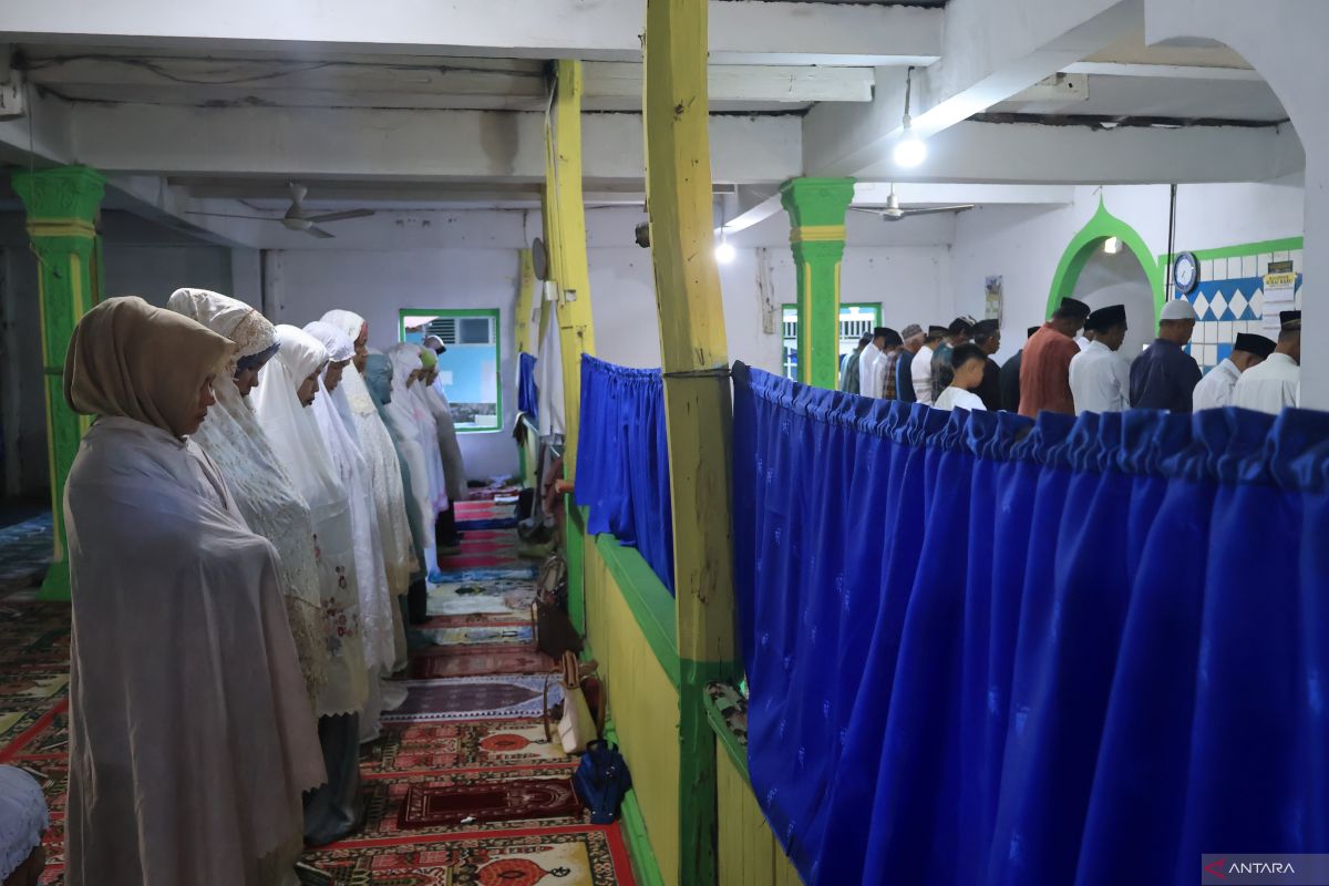 Naqsyabandiyah Followers in Padang Hold Eid al-Adha Prayers