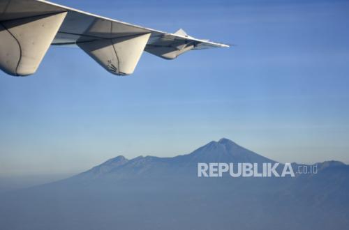 Malaysian Hiker Injured on Mount Rinjani Evacuated by Helicopter
