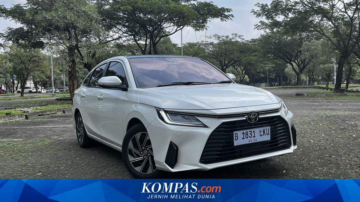 Toyota Vios Hybrid vs Mazda 2 Sedan