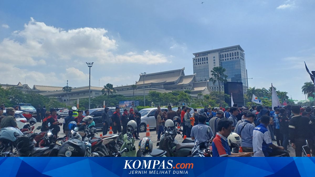 Police Implement Contraflow Measures from PIK Golf to Avenue Amid Indomaret Tower Protest in North Jakarta