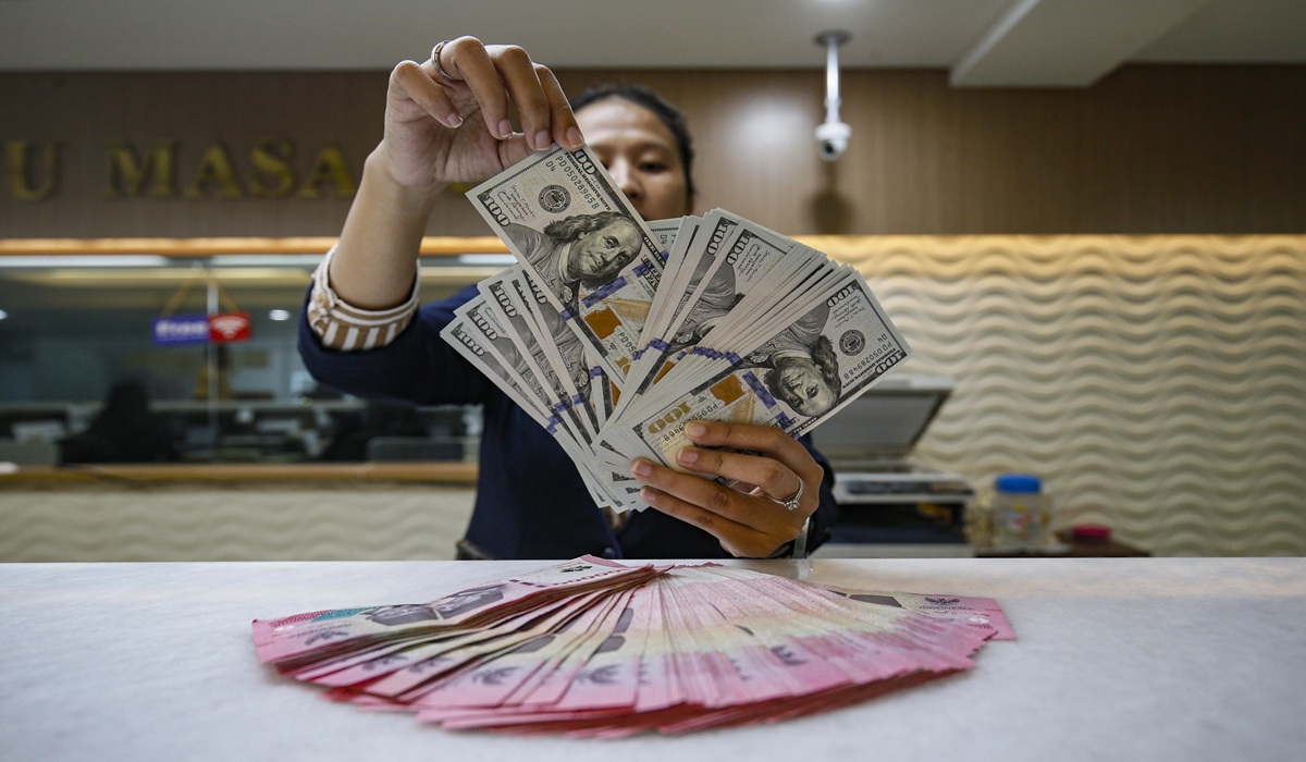 Rupiah Weakens Against US Dollar as Safe-Haven Sentiment Strengthens