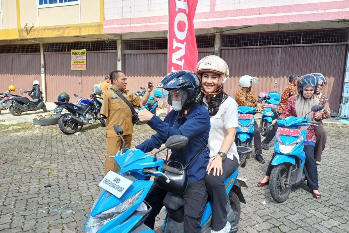 Deputy Minister of Population and Family Development distributes MBG 3B by motorcycle in Tanjungpinang