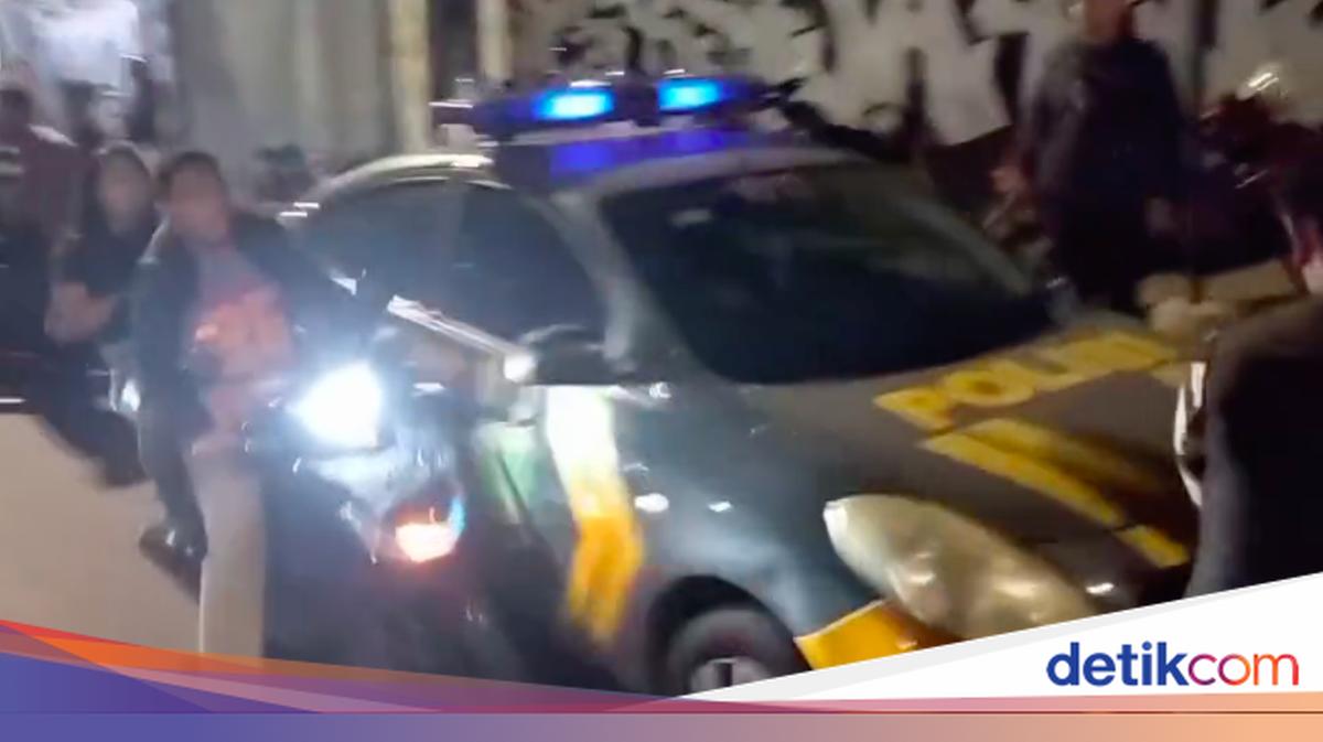 Couple Drunk on Alcohol and Love Crash into Police Checkpoint in Gambir