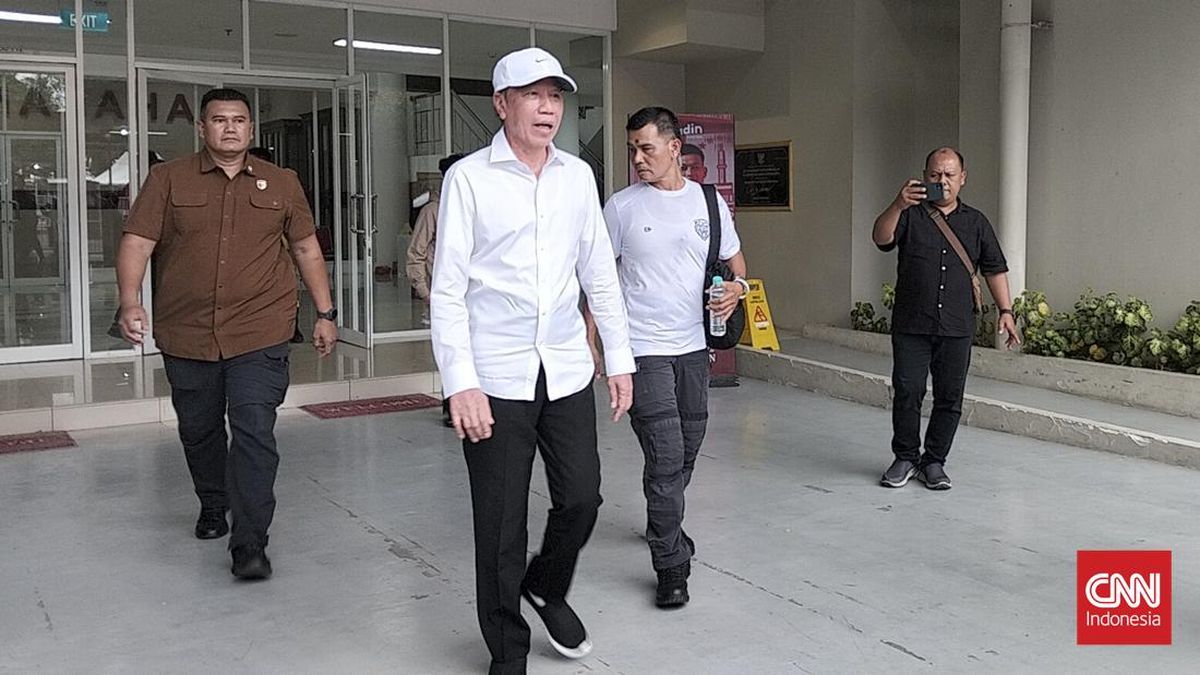 Projo: Jokowi's Field Visits Not an Attempt to Take Over Government Functions