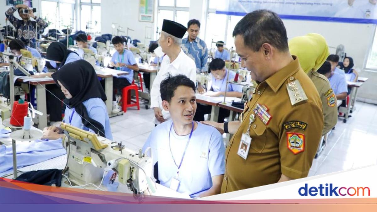 Central Java's Poor and Disabled Residents Receive Free Training and Job Placement