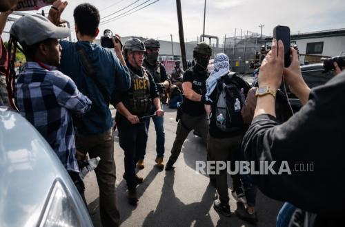 US Officers Pepper-Spray Senator During Hunger Strike Support Visit