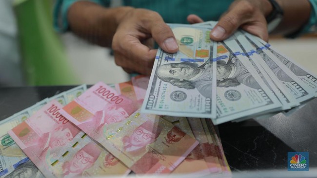 Rupiah Under Pressure as US Dollar Nears Rp17,800