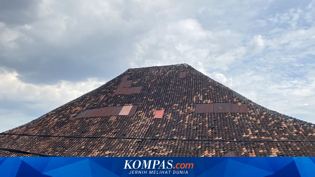 Exploring Landhuis Tjililitan, a Leaking and Nearly Collapsed Dutch Colonial Building