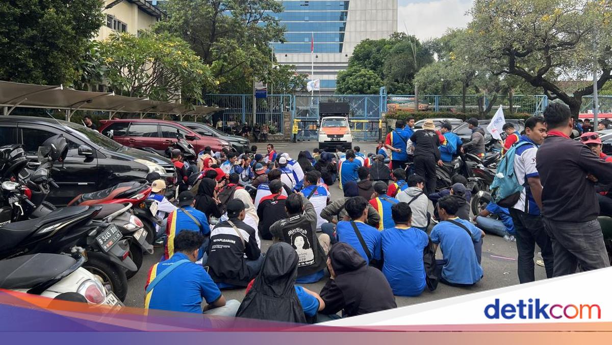 Indomaret Workers Continue Demonstration at Ministry of Manpower Over Overtime Pay Dispute
