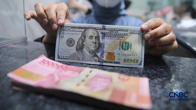 Rupiah Hits All-Time Low as Banks Sell Dollars Above Rp18,000