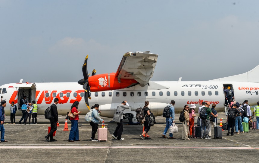 Government Announces New Economic Stimulus Package with Flight Discounts and Internship Programs