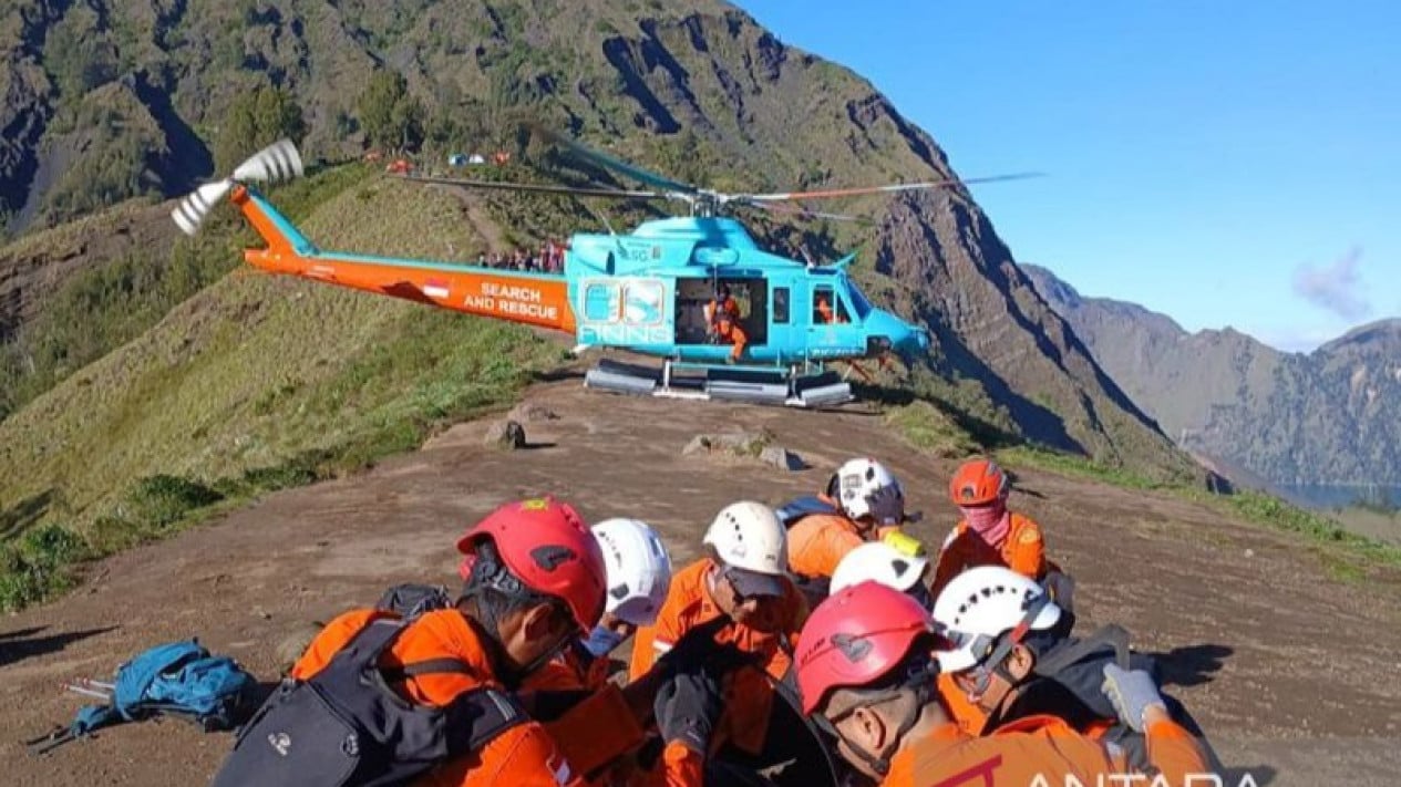 Tense moments as Malaysian hiker falls on Mount Rinjani, evacuated by helicopter