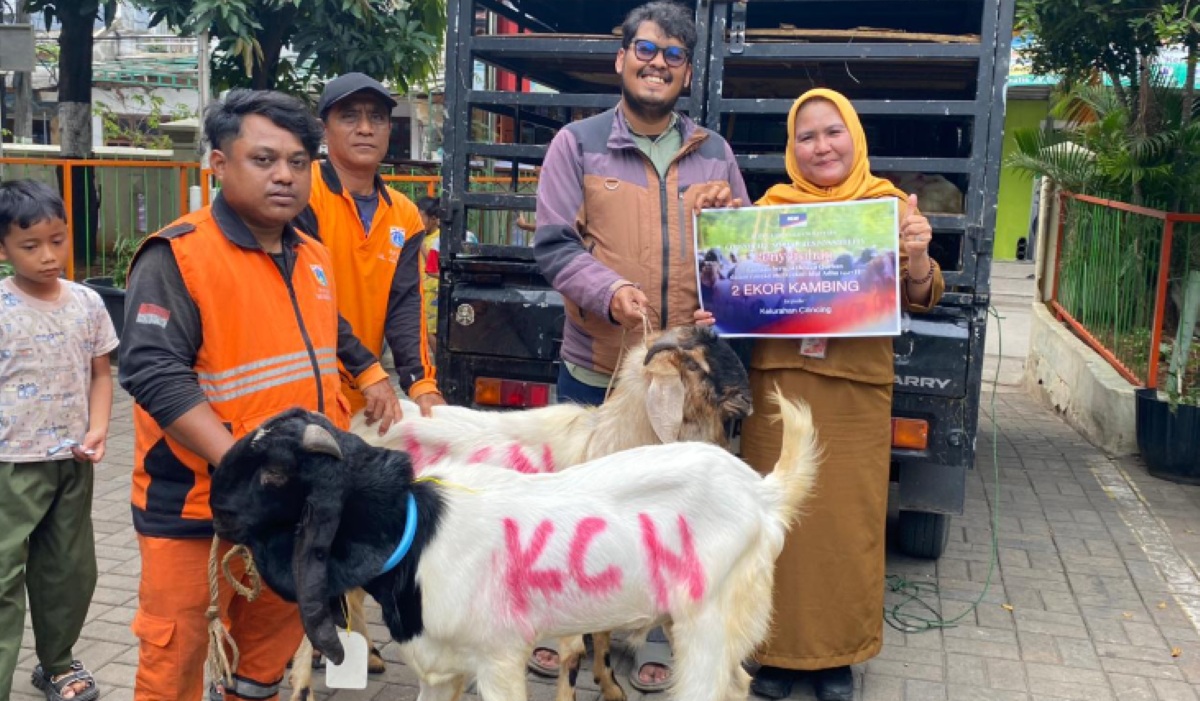 Idul Adha: Marunda-Cilincing Residents Receive Sacrificial Animal Aid