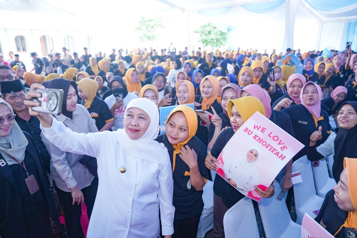 Khofifah Disburses BLT DBHCHT to 901 Cigarette Factory Workers Across Regions