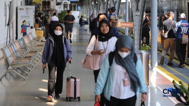 Busy scenes at Pasar Senen Station ahead of Idul Adha holiday