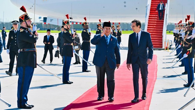 Prabowo Arrives in Paris for State Visit as Cabinet Secretary Teddy Explains