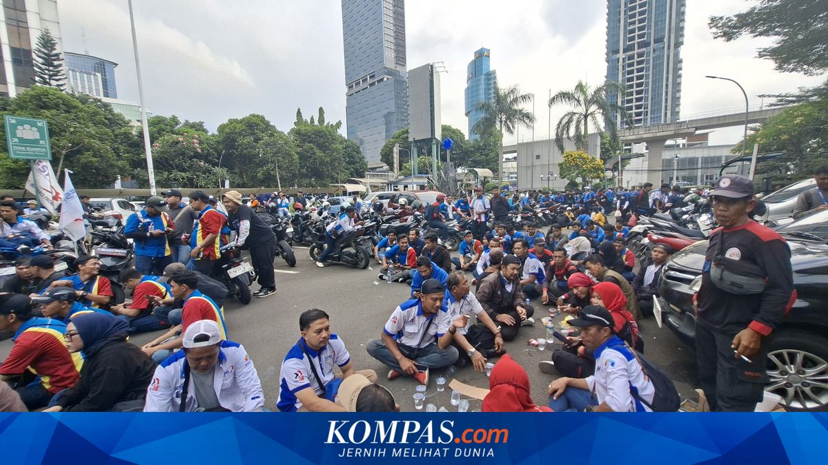 Indomaret workers feel undervalued over lack of overtime pay during Idul Adha