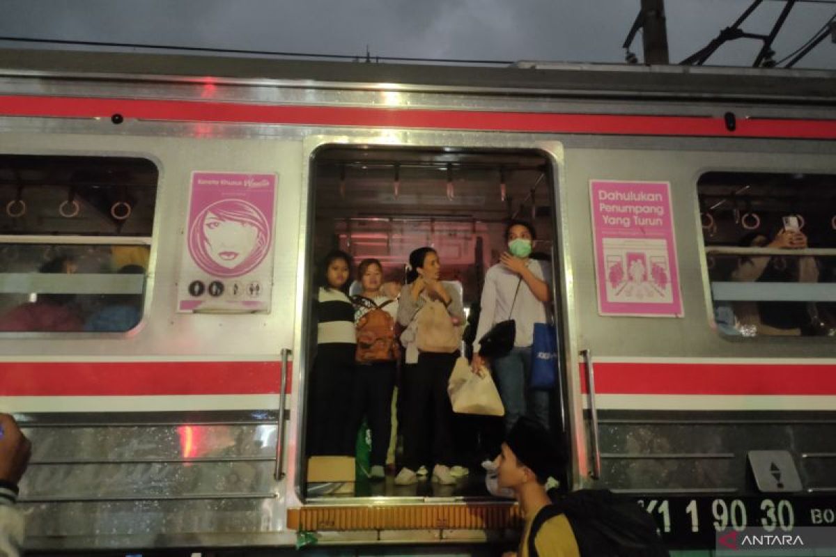 Duri-Tangerang commuter train suddenly stops at Rawa Buaya level crossing