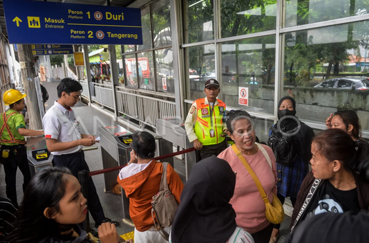 KRL Duri-Tangerang Train Breakdown Causes Traffic Congestion and Passenger Crowding at Rawa Buaya