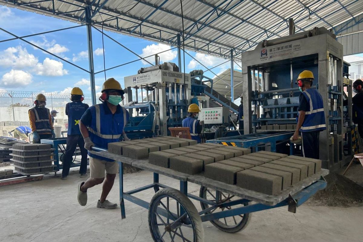 Tangerang Prison Inmates Produce 10,000 Paving Blocks Daily